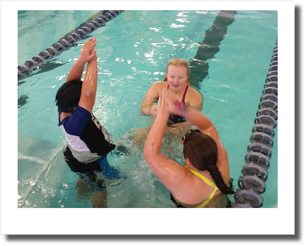 two_kids_in_swim_lesson_class