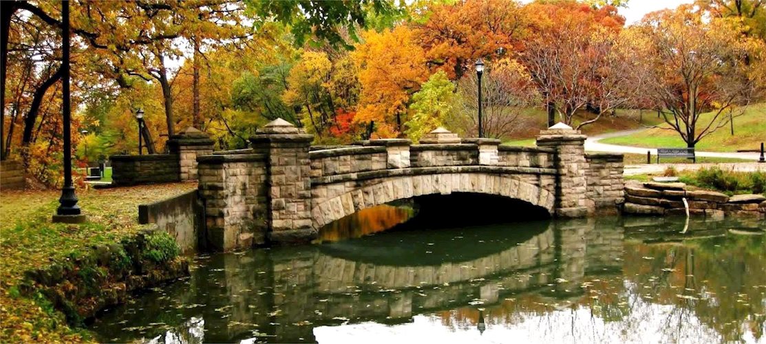 lincoln_park_bridge_fall_colors_lagoon_below