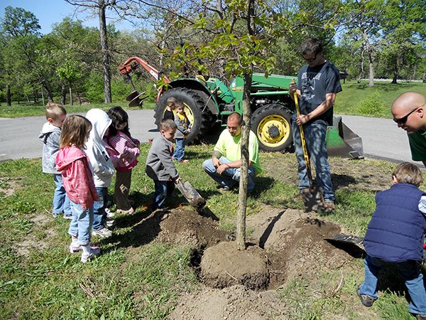 earth_week_botanical_preschool_kids_tree_planting